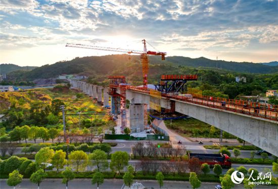 贛州市會昌縣麻州鎮九州村，瑞梅鐵路湘水特大橋建設工地塔吊林立，工人在加緊建設連續梁。人民網 朱海鵬攝