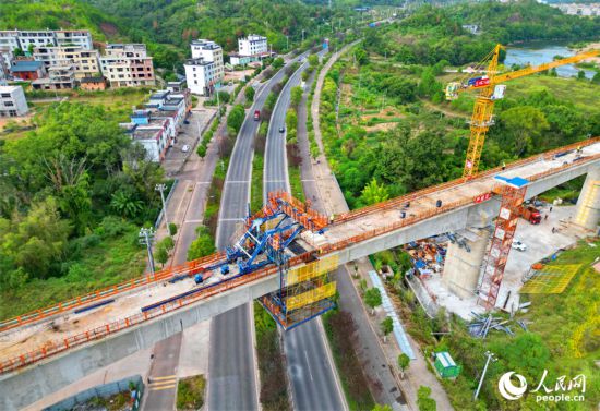 贛州市會昌縣麻州鎮九州村，瑞梅鐵路湘水特大橋建設工地塔吊林立，工人在加緊建設連續梁。人民網 朱海鵬攝