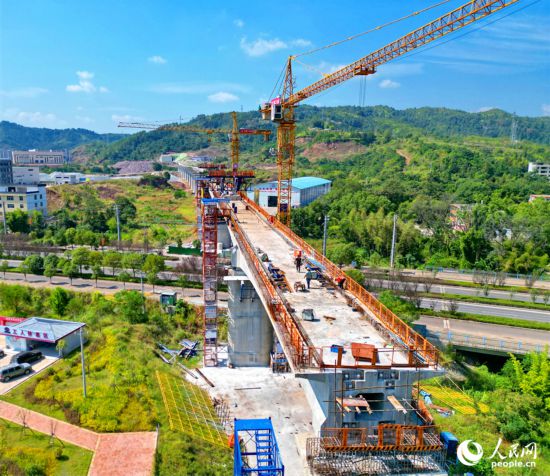 贛州市會昌縣麻州鎮九州村，瑞梅鐵路湘水特大橋建設工地塔吊林立，工人在加緊建設連續梁。人民網 朱海鵬攝