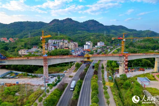 贛州市會昌縣麻州鎮九州村，瑞梅鐵路湘水特大橋建設工地塔吊林立，工人在加緊建設連續梁。人民網 朱海鵬攝