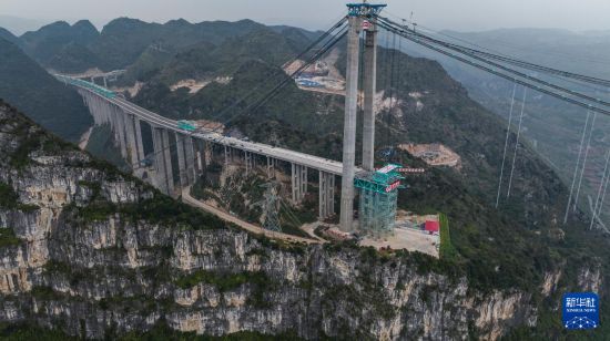 貴州交建集團所屬橋梁集團工人准備吊裝首件鋼桁梁（11月4日攝，無人機照片）。新華社記者 陶亮 攝