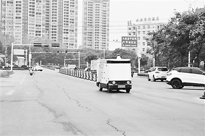 圖為無人駕駛快遞車。受訪者供圖