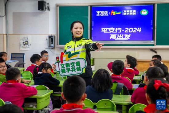 12月2日，江蘇省南通市通州區公安局交警大隊民警在南山湖小學為學生講解交通安全知識。  新華社發（翟慧勇攝）