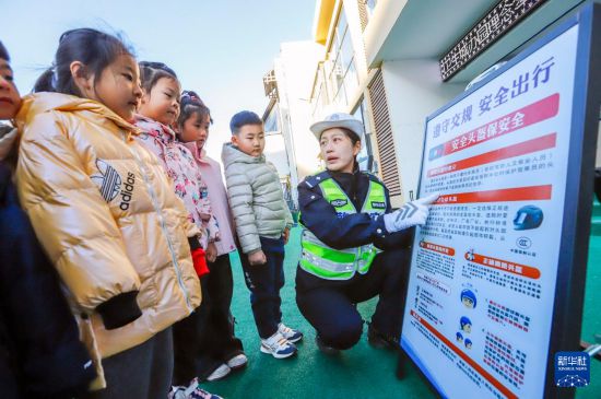 12月2日，河北省遷西縣公安局交通警察大隊民警在遷西縣灤水灣社區幼兒園向小朋友宣傳交通法規。新華社發（劉滿倉攝）