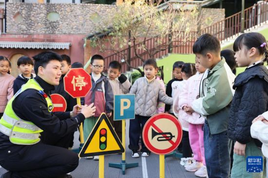 12月2日，交警在浙江省湖州市德清縣乾元鎮的縣中心幼兒園為孩子們講解交通標識。新華社發（倪立芳攝）