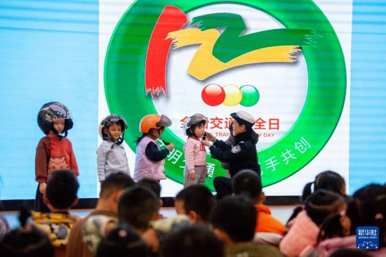 12月2日，在山東省淄博市高青縣委機關幼兒園，交警為小朋友講解如何正確佩戴頭盔安全出行。新華社發（張維堂攝）