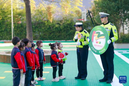 12月2日，在江蘇省興化市昭陽湖幼兒園，交警為小朋友們講解交通安全知識。新華社發（周社根攝）