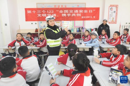 12月2日，在河北省石家庄新樂市新華路小學，新樂市交警大隊民警在給學生普及交通安全知識。新華社發（賈敏杰攝）