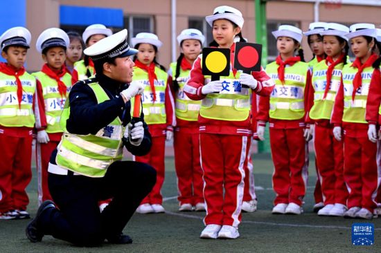 12月2日，在河北省石家庄市四中路小學，交警給小朋友講解交通安全知識。新華社發（陳其保攝）