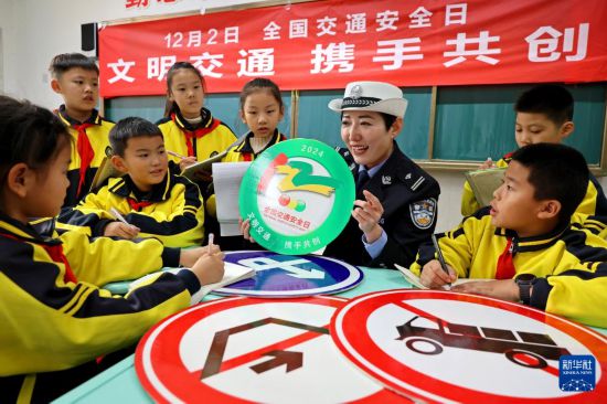 12月2日，在山東省棗庄市東湖小學，交警為學生們講解交通安全知識。新華社發（孫中喆攝）