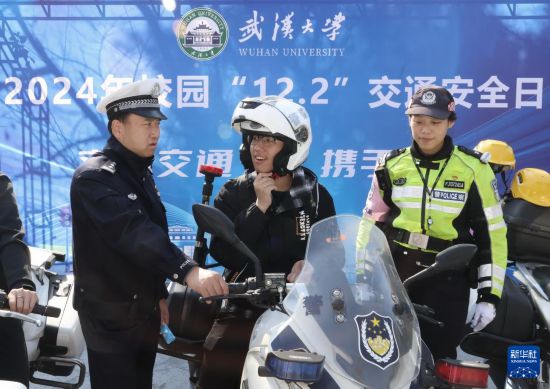 12月2日，武漢大學學生在校園內體驗警用摩托車。新華社發（趙軍攝）