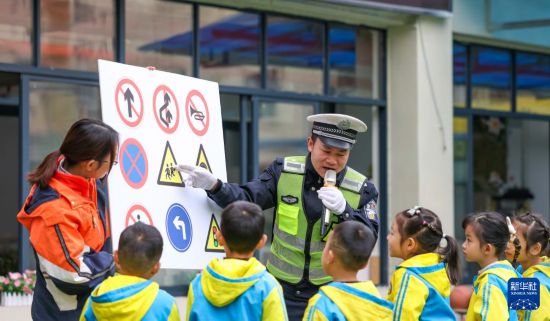 12月2日，在貴州省銅仁市玉屏侗族自治縣實驗幼兒園，小朋友在認識交通標識。新華社發（胡攀學攝）