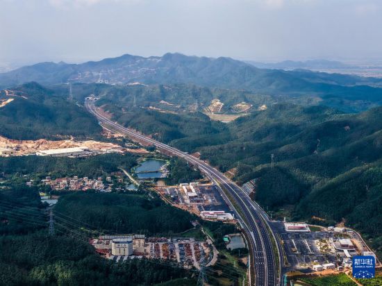 黃茅海跨海通道台山段的黃茅海北服務區和獅山隧道（無人機照片，12月4日攝）。新華社記者 劉大偉 攝