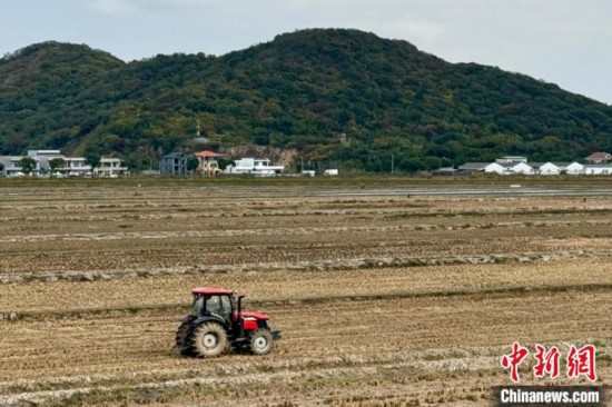 圖為無人駕駛農機在田間運行。中新社記者 錢晨菲 攝