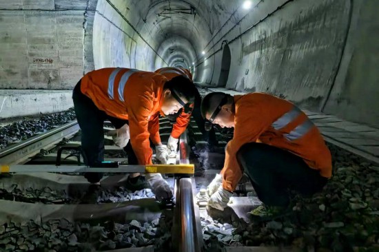  中國鐵路南昌局集團有限公司永安工務段班組成員在調整軌距。新華社發（鄭平攝）