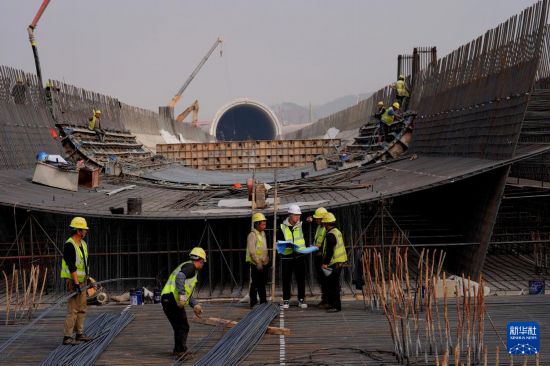 12月10日，工人在深南高鐵廣東段的機場隧道工地施工。新華社記者 邢廣利 攝