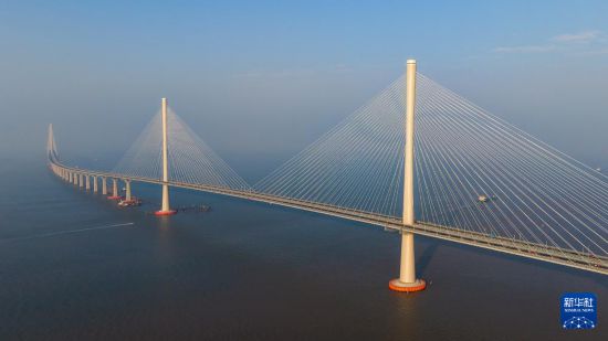 黃茅海跨海通道高欄港大橋（右側兩主塔）和黃茅海大橋（左側三主塔）（12月7日攝，無人機照片）。新華社記者 劉大偉 攝