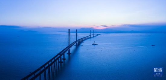 黃茅海跨海通道高欄港大橋（左側兩主塔）和黃茅海大橋（右側三主塔）（12月4日攝，無人機照片）。新華社記者 劉大偉 攝