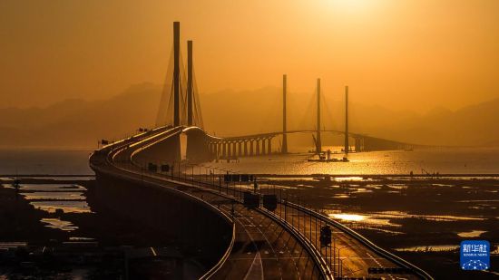 黃茅海跨海通道高欄港大橋（左側兩主塔）和黃茅海大橋（右側三主塔）（12月4日攝，無人機照片）。