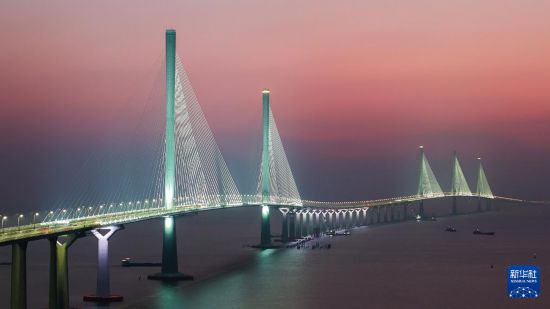 黃茅海跨海通道高欄港大橋（左側兩主塔）和黃茅海大橋（右側三主塔）（12月7日攝，無人機照片）。新華社記者 劉大偉 攝