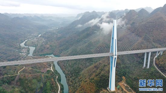 12月11日拍攝的平塘“天空之橋”一景。新華網 周遠鋼 攝