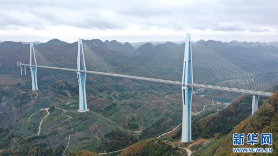 12月11日拍攝的平塘“天空之橋”一景。新華網 周遠鋼 攝