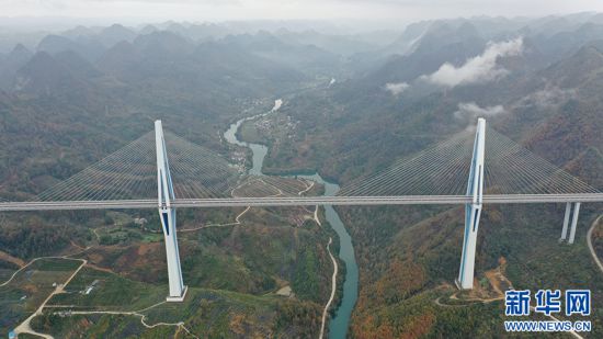 12月11日拍攝的平塘“天空之橋”一景。新華網 周遠鋼 攝