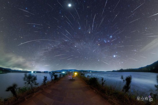 2023年12月13日夜晚至14日凌晨在雲南念湖拍攝的雙子座流星雨（多張疊加）。（羅弘揚攝，星聯CSVA供圖）