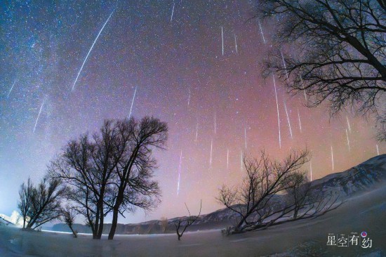 2023年12月13日夜晚至14日凌晨在新疆阿勒泰拍攝的雙子座流星雨（多張疊加）。（李碩攝，星聯CSVA供圖）