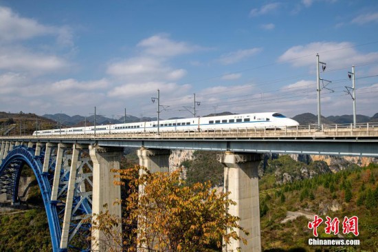 圖為一列動車組列車從成貴高鐵貴州西溪河大橋上駛過。史開心 攝