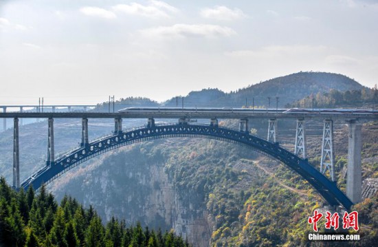 圖為兩列動車組列車從成貴高鐵貴州西溪河大橋上駛過。史開心 攝