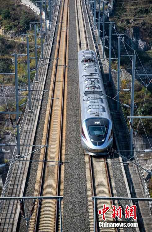 圖為一列動車組列車從成貴高鐵貴州西溪河大橋上駛過。史開心 攝