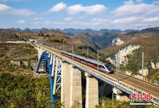 圖為一列動車組列車從成貴高鐵貴州西溪河大橋上駛過。史開心 攝