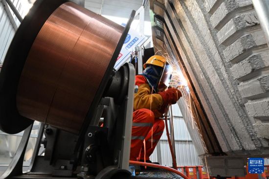 12月17日，在江蘇南通海太長江隧道工程施工現場，工人對盾構機“江海號”刀盤進行焊接作業。新華社記者 季春鵬 攝