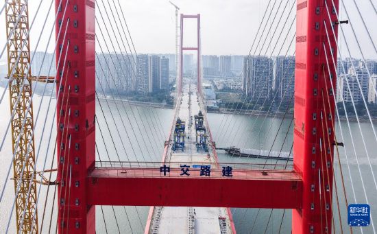 顺德大桥横跨容桂水道，连接顺德容桂与大良两个街道（12月24日摄，无人机照片）。