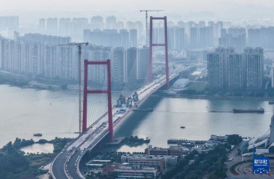 顺德大桥横跨容桂水道，连接顺德容桂与大良两个街道（12月24日摄，无人机照片）。新华社记者 刘大伟 摄