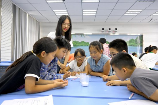 7月11日，复旦大学的志愿者带领孩子们做浮力实验。新华社记者 黄博涵 摄