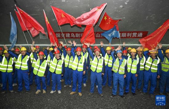 这是12月30日在新疆天山胜利隧道内拍摄的贯通仪式现场。新华社记者 胡虎虎 摄