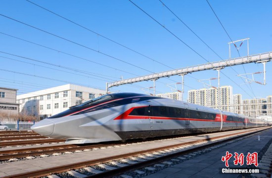 图为由中车青岛四方生产制造的CR450-AF车型，车身飘带采用“国旗红”和“琉璃黄”，形状引入中国书法中的“笔锋”手法，象征辉煌的中国文化。中新社记者 贾天勇 摄