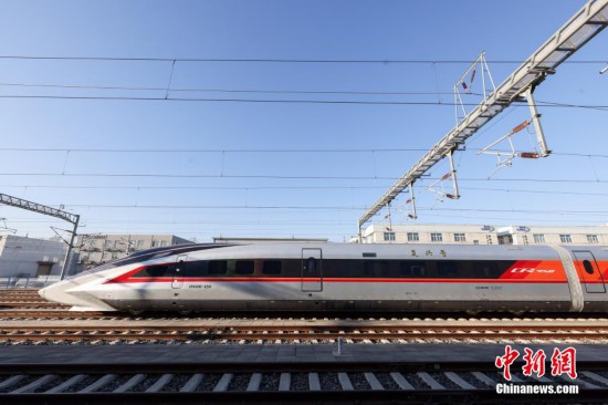 图为由中车青岛四方生产制造的CR450-AF车型，车身飘带采用“国旗红”和“琉璃黄”，形状引入中国书法中的“笔锋”手法，象征辉煌的中国文化。中新社记者 贾天勇 摄