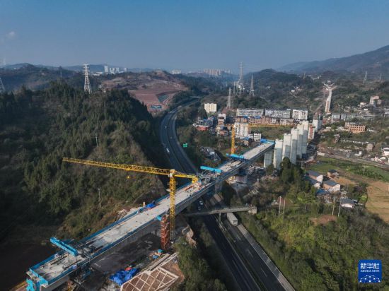 这是1月5日在四川省达州市境内拍摄的西渝高铁槟郎特大桥连续梁合龙施工现场（无人机照片）。新华社记者 王曦 摄