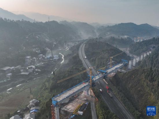 这是1月5日在四川省达州市境内拍摄的西渝高铁槟郎特大桥连续梁合龙施工现场（无人机照片）。新华社记者 王曦 摄