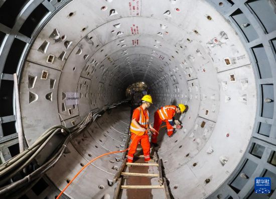 1月16日，施工人员在广州海珠湾隧道6号联络通道内紧固隧道管片螺栓。新华社记者 刘大伟 摄