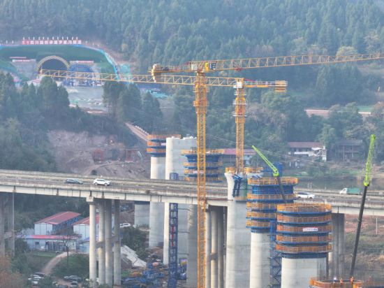 成渝中線高鐵跨遂資高速特大橋建設現場。（受訪單位供圖）