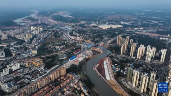 这是正在建设中的青年枢纽与钦州市区衔接处的平陆运河建设工地（2月4日摄，无人机照片）。新华社记者 张爱林 摄