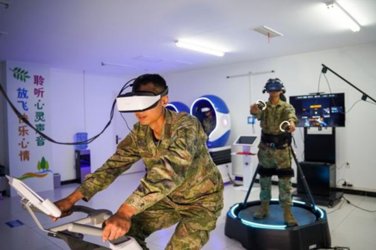 空降兵某旅官兵使用VR动感单车。刘欢/摄