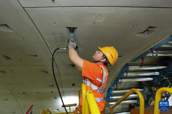  2月25日，中铁十四局建设者在甬舟铁路金塘海底隧道“甬舟号”盾构机内进行管片拼装作业。新华社记者 黄宗治 摄