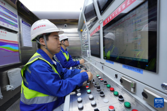 2月25日，中铁十四局技术人员在甬舟铁路金塘海底隧道“甬舟号”盾构机操作室关注设备运行情况。新华社记者 黄宗治 摄