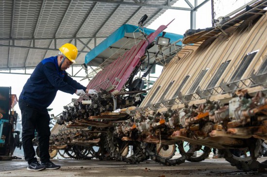  2月21日，在长沙市望城区桥驿镇一家农机专业合作社，农机技术人员在检修插秧机。新华社记者 陈思汗 摄