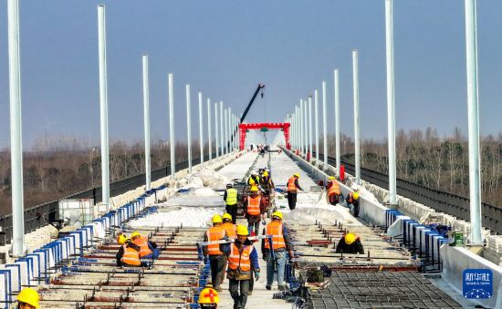  2月25日，中铁四局阜淮铁路项目建设者在蒙城特大桥施工（无人机照片）。新华社发（刘玉才摄）